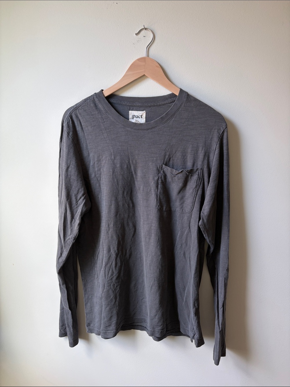 Pact Men's Long-Sleeve Pocket Tee in Charcoal Gray